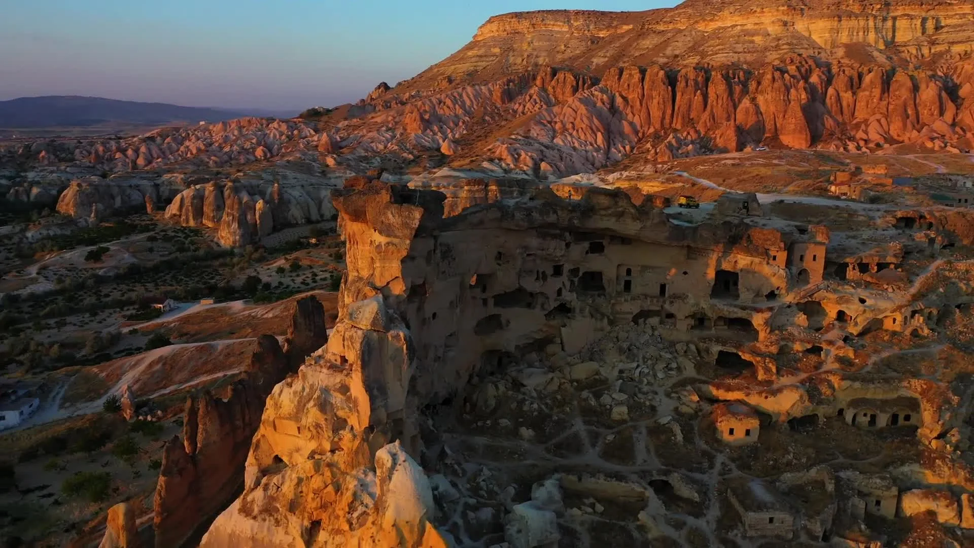Gün doğumunda Kapadokya'nın altın renkli vadileri ve kaya oluşumları